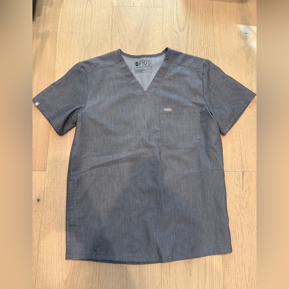Figs Men’s Chisec Three Pocket Top in Graphite